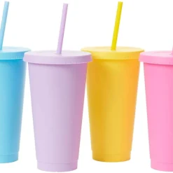 Mugg med lock och sugrör
